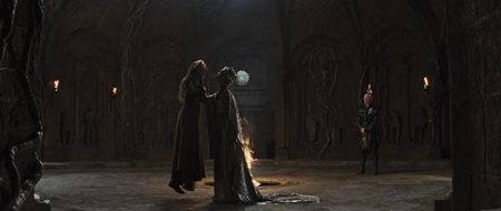 ▬ Ravenna sa nu reactioneze exact cum stiam ca o va face. ❝Eu nu sunt Ravenna. Nici Freya, nici; scumpul tau fiu nu sunt aici. Eu sunt Regina ta.❞ Iar ceea ce a urmat sa se intample, se intampla. Ceea ce a evitat oglinda sa ii spuna
