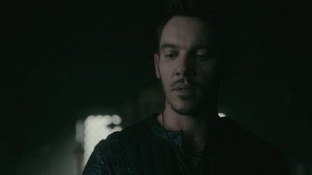 ▬ El se pare ca nu are dubii in privinta asta, dar mai stie si ca a avut tangente nu prea placute cu; sora ei inainte, si daca nu fizice, verbale sigur. Dar minunata lui credinta il determina sa fie intelegator
