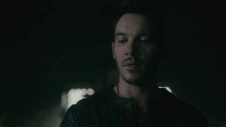 ▬ Diavol, orice ai face el le stie pe toate. Usor timid si cu glasul nu destul de grozav imi dau; seama de un singur lucru, nu vrea sa se puna bine cu Regina. ❝Increderea ta in Ravenna, de ce? Daca se joaca cu tine si cu Regatul.❞
