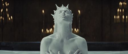 ▬ Nu poate sa se ascunda mult timp in felul asta, nu are cum. E imposibil sa stai asa mult timp fara; sa nu te gandesti la ceva, orice. Ca vorbeam de Diavol, nu de mine, de mini-Diavolul ce zace in ea. Am avut dreptate, nu
