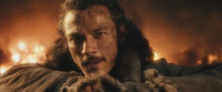 ▬ asteptand o miscare a ei. Una ce el crede ca e in avantajul lui, c-am greu tinand cont si de; Ravenna. Chiar daca se joaca cu focul de prea multe ori, nu e de subestimat. ❝Admite, asta vrei. Asta iti doresti.❞
