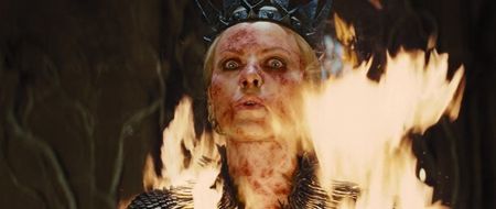 ▬ ea recunoaste asta in sinea ei. Mini-Diavolul joaca destul de bine si mutarea ei pare sa o; avantajeze momentan. ❝Nu ai taria necesara sa faci asta. Nu Reginei tale.❞ Mizeaza pe faptul ca el va ceda la un moment dat si totul va iesi din nou
