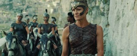 ▬ lucru marunt ii paraseste mintea si privirea ei se indreapta fix catre mine ca si cum ar care; socoteala pentru tot ce a vazut. ❝Te-ai descurcat destul de bine vad. Dar acum atentia Reginei va fi pe tine.❞
