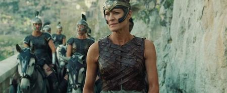 ▬ jumatate, nu am numarat inca, din armata ei nu mai e o sa vina personal dupa cel care a facut-o.; Poate asta e idea, poate nu. Inca nu m-am decis cine e urmatoarea victima a ei sau a mea. O sa il caute pe cel care a omorat-o pe Ravenna, nu pe mine personal.
