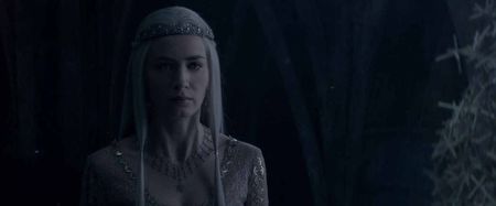 ▬ Cum am spus, Freyei nu ii surade asta si tot ce circula prin mintea ei in momentul asta, e doar; cat de mult pare sau e schimbata Ravenna. Nu mai e cea cu care evita un conflict si isi respectau teritoriul. ❝This is my kingdom.❞
