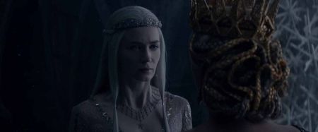 ▬ Asta e de inteles, nu vrea sa fie o marioneta a Reginei, ci vrea sa fie din nou ea Regina in; propriul ei taram. Nu e de condamnat, dar nici de capul ei nu trebuie sa faca asta. ❝Iti vrei imparatia inapoi? Atunci nu o mai face de capul tau.❞
