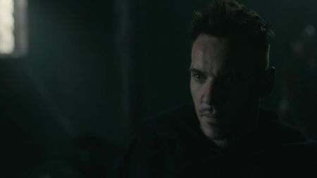 ▬ Ai ajuns intr-un punct in care nu trebuia sa ajungi dragule, prin in gheata propriei tale Regina,; in rautatea Ravennei ce nu are limite. Nu ai unde sa te duci si nimeni nu va asculta un pion ce trebuie sa execute ordine. ❝Sora ta nu e ceea ce pare, ea a...❞
