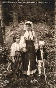 Regina Maria a Românei; "Te binecuvântez, iubită Românie, ţara bucuriilor şi durerilor mele, frumoasă ţară, care ai trăit în inima mea şi ale cărei cărări le-am cunoscut toate. Frumoasă ţară pe care am văzut-o întregită, a c
