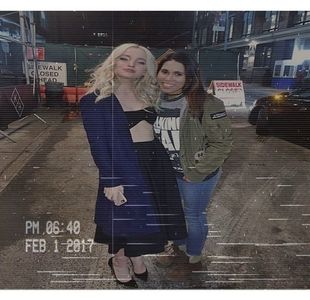 ╰❛ᶜʰᵃᵒᵗᶤᶜ❜༄ punctul final al cursei și așteaptă ca vehiculul să oprească. “Vă mulțumesc, o;; seară plăcută!„ urează ea, înmânându-i banii și totodată coborând cu grijă din mașină. Abia acum putea să-și tragă sufletul în timp ce admira frumusețea casei așezată impunător în fața ei..
