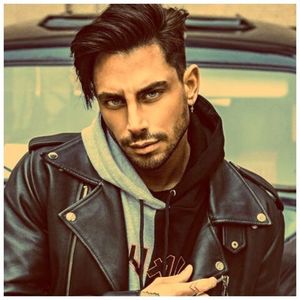 ▬ Cu un rucsac in spate ma deplasez pe strada spre noua locatie si merg linistit cu tigara; intr-o mana si sticla acoperita de vodca in cealalta mana pana la un moment dat cand ma opresc si ma uit spre casa ce urma sa imi fie camin in urmatoarea
