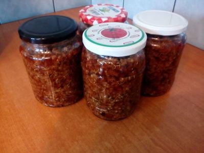 Dulceață cu flori de tei.; Ingrediente: 750 g zahăr, 500 ml apă, zeama de la o lămâie, 140 g flori de tei.
