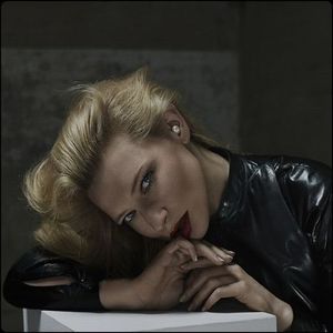 ▬ Imi las capul sprijinit pe masa de birou cu gandul mai nou la o cafea buna ce imi doream sa o; savurez inainte de tot balamucul ce urma sa fie pe holurile campusului.
