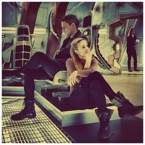 ▬ Stau jos intr-un colt al campusului unde nu prea trece mai nimeni in zona aia a curtii si fumez; linistita.
