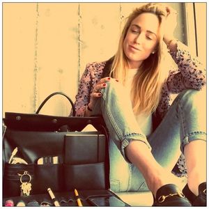 ▬ Arunc tigara in canal si ca ma sperii si ma intorc catre ea. ❝Am aruncat bunatate de tigara.❞