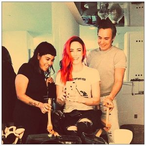 ▬ ❝Nu impart eu cu tine, doamne fereste.❞ Il scot din buzunar si il dau.