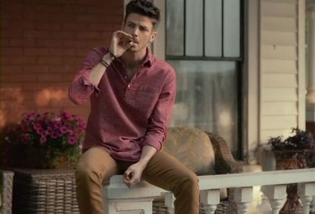 ⤑ᵖᶤᶰᵏĿЄ♏ØИÂÐЄ ┊# ciudat dar si el "fuma",se plimba pe acolo(click; cu c;;uiu si foarte chill,le vede si se baga intre ele..ducandu-si mainile dupa umeri lor; ce fac fetele mele preferate?
