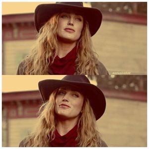 ▬ ❝Ce fac de obicei, fumez mult si imi fac filme.❞ Dupa imi mut privirea le el; si rad mai tare. ❝Eu fac ceea ce vad ca si tu faci.❞
