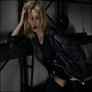 ▬ ❝Nu mai pot eu sa sunt de firma.❞ Ma ridic si merg in fata ei cu mana intinsa; dupa dosar si o spun intentionat. ❝Am avut o sticla de vodka, dar am baut-o cu o studenta zilele trecute.❞
