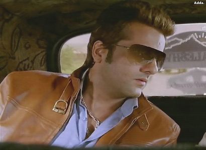 》Am înțeles... *ajunge în fața ei și-i dă un fir de păr după ureche* Știi, te pot ajuta, ofer +; meditații și ajutor... =)))))))))))))
