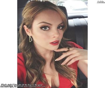 》Am pățit asta în clasa a12a, dar eram beată.... *O bufnește râsul* #Caity. Nu știu, you +; nerd... *Râde în continuare și-i răspunde la sărut, îi dă cuiul înapoi* #Grant.
