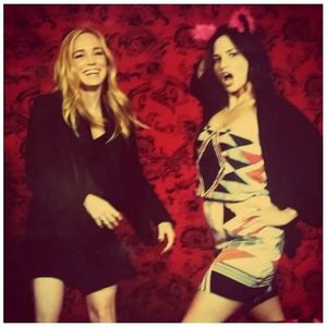 ▬ ❝Trebuia sa ma anunti ca pot face glume d-astea cu tine in privat.❞ Il lovesc peste piept si; adaug. ❝Du-te dupa ea, eu ma descurc.❞ Apoi strig dupa Liz. ❝Nu il vreau, nu de tot.❞ Evident cu o alta gluma proasta imi reaprind "tigara".
