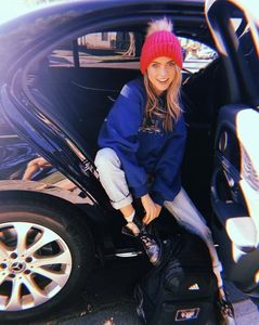 ⤑ᵖᶤᶰᵏĿЄ♏ØИÂÐЄ ┊hmmm..imi place cum gandesti# rade oarecum(click; ,de inca putin socata=))),se uita in telefon si schimba putin unghiu sa nu se observe ca filma adam dar tot se vedea ce face ala;
