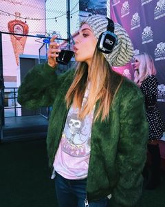 ⤑ᵖᶤᶰᵏĿЄ♏ØИÂÐЄ ┊nu m-am vazut cu colegutu tau de camera azi deci(clicl; doar de baut din pacate# scoate o sticla din geanta;
