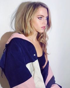 ⤑ᵖᶤᶰᵏĿЄ♏ØИÂÐЄ ┊oh daa..mai bine nu,grant ramai unde(click; dra,cu oi fi..probabil ingropat in notite la civil=))# se uita spre cer cics cu grant vorbeste;
