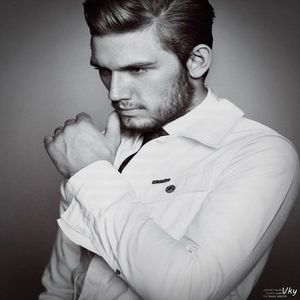 ▬ O prind cu mana de cap si o trag in asa fel incat sa nu o lovesc, dar ajunge sub mine; pe podea. ❝Ajuta mai mult daca nu esti agitata si te calmezi.❞ Zambesc si o privesc fara sa ii dau sansa sa ma mai impinga. =))))))))
