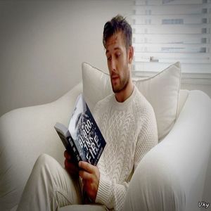 ▬ ❝Asta sa fie problema.❞ Ma pufneste rasul scurt si o privesc; amuzat. ❝Poti sa ma strigi cum vrei cat timp ma lasi in tine.❞=))))))))
