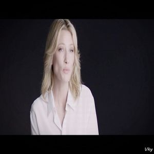 ▬ Tresar atenta la ce se intampla si birou si ma uit la el. ❝Nu.❞ Ma indepartez de; usa catre scari si continui. ❝Si totusi tu ai treaba, eu imi i-au liber. Daca intreaba cineva unde sunt, am telefon, sa ma sune.❞
