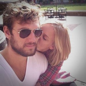 ▬ Imi duc mana la spate pe fusta ei si o desfac, apoi ma ridic in sezut si ii dau jos camasa. =))