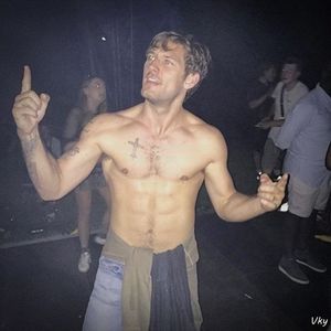 ▬ Continui sa o calaresc prin tot biroul in toate modurile care ii plac.=))))))