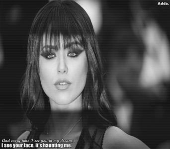 》Oh, God... *se uită la el și râde apoi își pune cartea peste față* =)))))