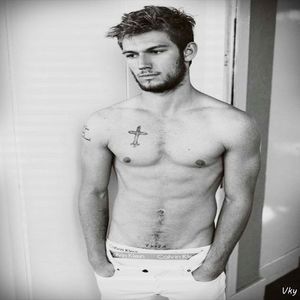 ▬ Ma ridic mai sus si o sarut pe frunte, apoi ma inchid la pantaloni.=)))))