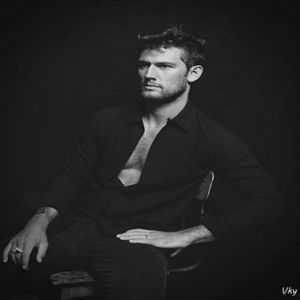 ▬ ❝Intr-o zi ne vom intalni din nou in aceasi ipostaza.❞ Imi i-au tricoul de jos; si il pun pe mine zambind. ❝Ne mai vedem pe aici sigur.❞ Deschid usa larg si o las asa ca sa se uite dupa mine si plec spre secretariat. =))))))))
