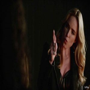 ▬ Mai tarziu coboara din camera de la Cate fumata bine si merge pe hol facandu-se ca impusca pe unu; cu degetul si rade.=))))
