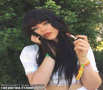 》Mama mea este doamna decan. Dar șhhhh, nimeni nu mai știe, doar colega mea de +; cameră. Nu vreau să se știe, și așa eu am numele tatei de familie, ea are numele ei, asta mă ajută. *râde*
