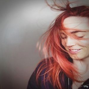 ▬ ❝M-am intalnit cu nebuna de psihologie si mi-a zis sa ii dau o tigara, cum nu am altceva. Am zis; ca fumez si eu cu ea, daca imi da voie.❞ O pufneste rasul intr-un stil cand realizeaza ca si Cate e la fel de fumata. ❝Poate vine si ea la party.❞=))))))
