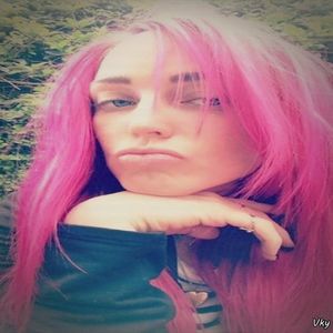 ▬ ❝Eu cred ca e buna, daca apare decanul o sa ne ia sigur apararea in fata ei.❞ Murind de ras; imaginand cum sta ea printre noi fumata si se distreaza. ❝Vine singura daca vrea.❞=))))
