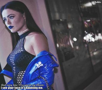 》Păi și ce are? *se uită ciudat la el, apoi își lasă privirea spre geam, își lasă mâna moale +; când acesta se servește cu țigara* =)))))))
