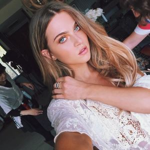 ⤑ᵖᶤᶰᵏĿЄ♏ØИÂÐЄ ┊ # aranja pe acolo o masa cu bauturi;