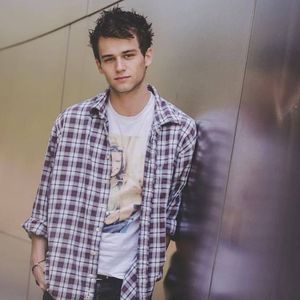 ⤑ᵖᶤᶰᵏĿЄ♏ØИÂÐЄ ┊ # intr-un colt de camera se uita la cur;;urile baietilor(click; de la petrecere si vinde dro;;guri;
