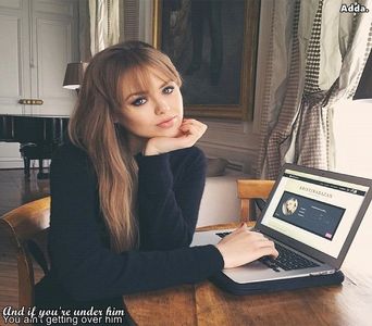 》*intră de braț cu Chris și deja începe să danseze când aude muzica* UHUUUUUU