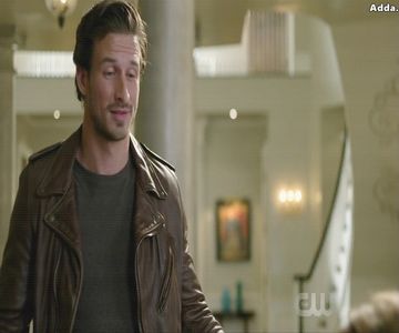 》*îi arată lui Grant către Liz și Annie dar urlă* Ai văzut cum se pupă Angelina Jolie cu +; Jennifer Aniston?? Parcă nu se suportaaaaaaau. =)))))))))))))))
