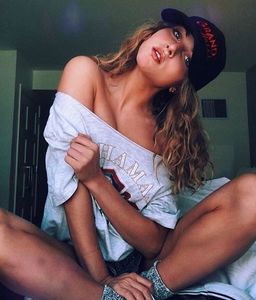 ⤑ᵖᶤᶰᵏĿЄ♏ØИÂÐЄ ┊in clasa de drept civil=))) am cheia ca sunt(click; sefa de grupa..nu ati vrut niciodata sa o faceti in amfiteatru?# da sugestiv din sprancene si rade=)));-aman2.
