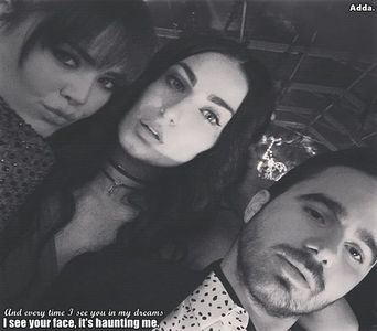 》*Vede faza cu escorta și Grant și scuipă băutura izbucnind în râs* Scuze..... =)))))))) +; *se ridică și-l șterge* #Chris =))))))))
