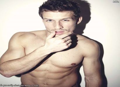 》*se uită la escorta de pe jos, se duce până la cămară și aduce o lesă, i-o pune la gât +; cu tot cu zgardă. Trage escorta după el până la Annie* Uite, ți-am promis că-ți iau un pug..... *el așa vedea escorta, un câine* =))))))))))))))))))))))))))))))
