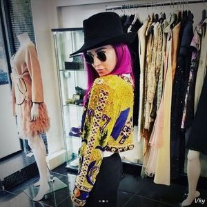 ▬ ❝Am vrut asta, dar m-am oprit la imaginatie doar.❞#anne + ❝Ok.❞ Se uita ciudat, dar; si amuzata in acelasi timp.#liz=))))))
