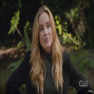 ▬ ❝Stiu ce vrei sa zici, dar acum esti putin ocupata. Si astia radeau de mine; cand vedeam unicorni.❞ #anne Se uita ciudat la ei. ❝O sa fiu la bautura cand va linistiti.❞ Merge printre escorte la masa cu bautura.
